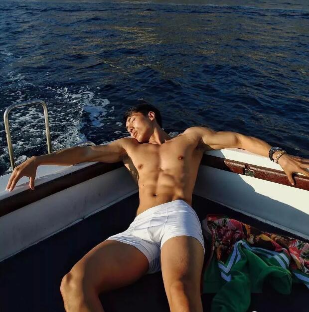 引众金主哄抢的189体育生，确实有点黑 - 51虹马