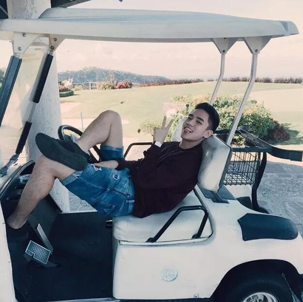 筋肉大胸边走边撩包很大的模特，居然是一脱成名的INS华裔？ - 51虹马