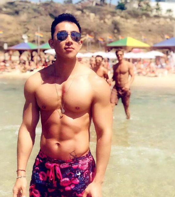 Gay的生活就是练好大胸翘臀，再去各地旅行？ - 51虹马