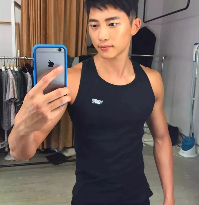 看点∣能飙车能演广告的筋肉体育生，还是身材迷人的鲜肉弟弟！ - 51虹马