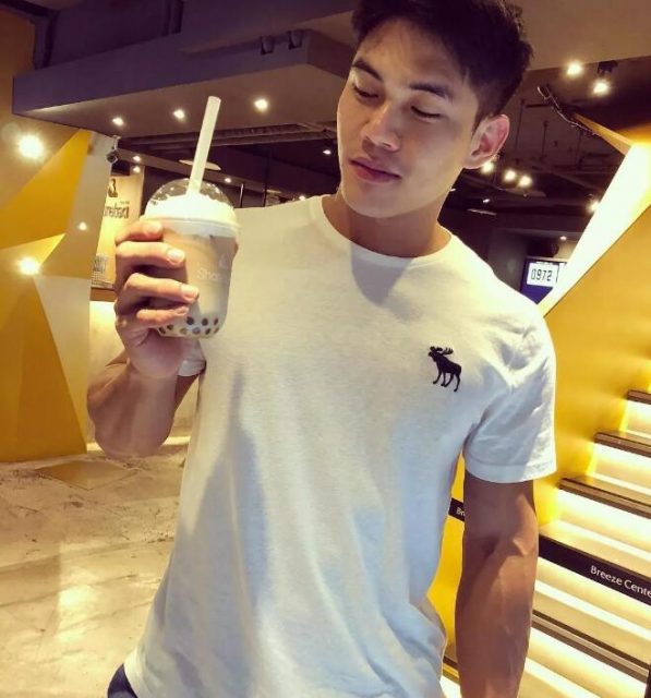 看点∣185.man货健体冠军“沖涼”照被疯传，天菜肌肉小将好“胸”！ - 51虹马