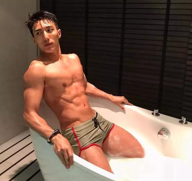 引众金主哄抢的189体育生，确实有点黑 - 51虹马