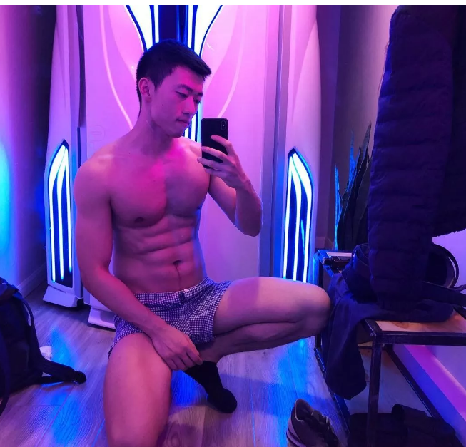 脱掉正装，他六块腹肌的公狗腰身材吓到我了 - 51虹马