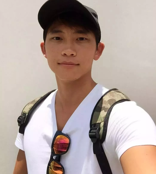 看点∣能飙车能演广告的筋肉体育生，还是身材迷人的鲜肉弟弟！ - 51虹马