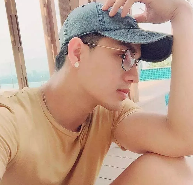 鲜肉男模脱得自然 乖巧盯当喵上线了！ - 51虹马