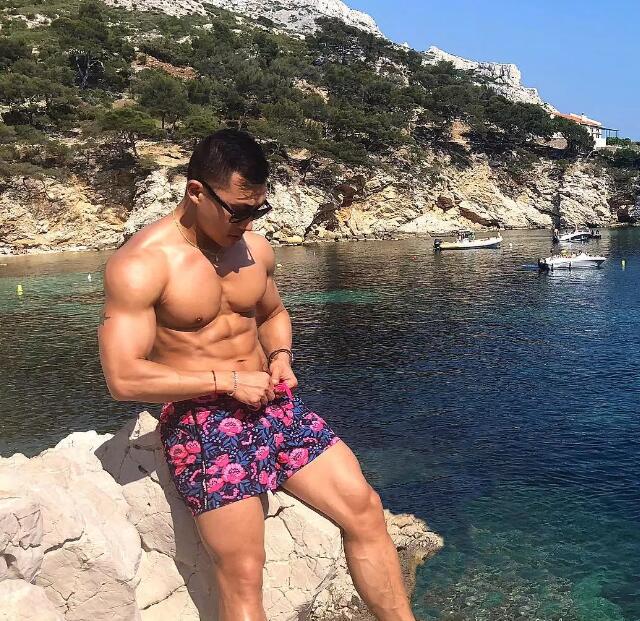 Gay的生活就是练好大胸翘臀，再去各地旅行？ - 51虹马