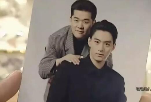 两个孤独的男人越靠越近，彼此取暖！朱镇模颜值逆天！！ - 51虹马