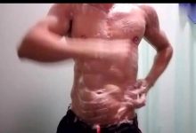 性感大叔在线揉胸肌，胸上的乳环你是认真的嘛？-51虹马