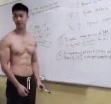 肌肉老师赤身讲课，谁还能淡定学习！-51虹马