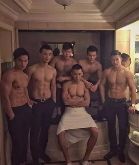 186CM神似宁泽涛的健身私教曾和肌肉男浴室玩自拍 - 51虹马