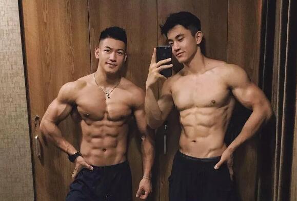 186CM神似宁泽涛的健身私教曾和肌肉男浴室玩自拍 - 51虹马