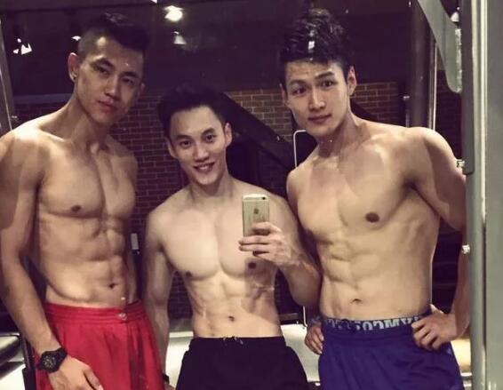 186CM神似宁泽涛的健身私教曾和肌肉男浴室玩自拍 - 51虹马