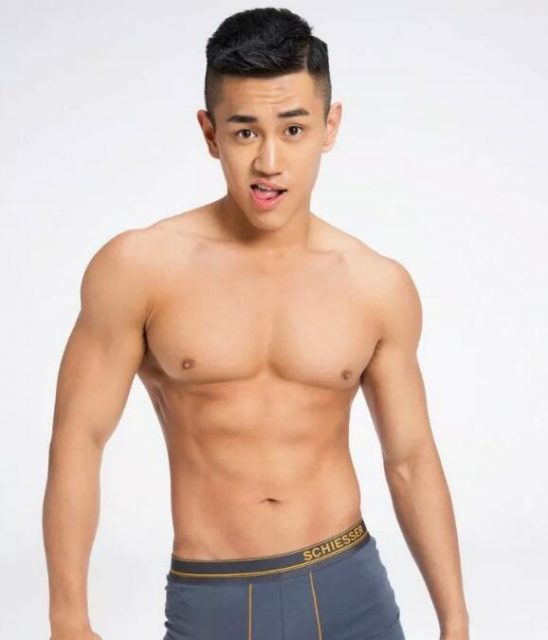 186CM神似宁泽涛的健身私教曾和肌肉男浴室玩自拍 - 51虹马