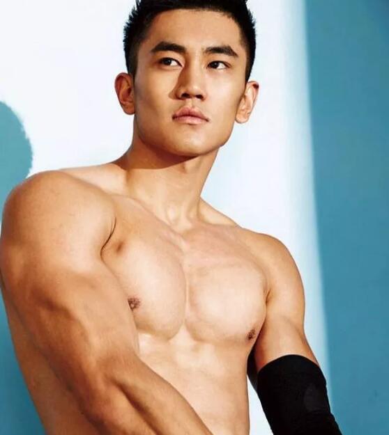 186CM神似宁泽涛的健身私教曾和肌肉男浴室玩自拍 - 51虹马