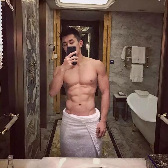 186CM神似宁泽涛的健身私教曾和肌肉男浴室玩自拍 - 51虹马