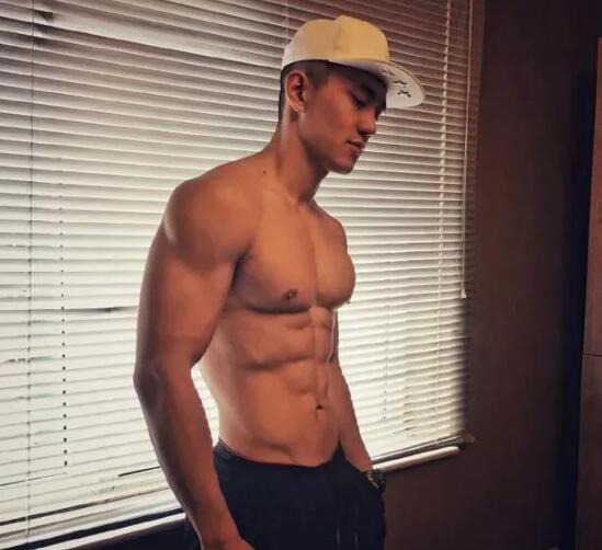 186CM神似宁泽涛的健身私教曾和肌肉男浴室玩自拍 - 51虹马