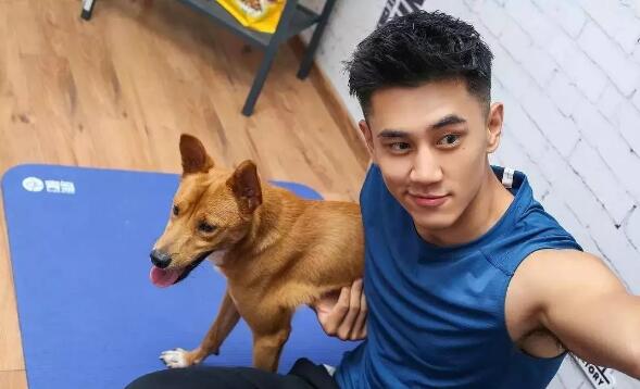 186CM神似宁泽涛的健身私教曾和肌肉男浴室玩自拍 - 51虹马