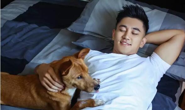 186CM神似宁泽涛的健身私教曾和肌肉男浴室玩自拍 - 51虹马