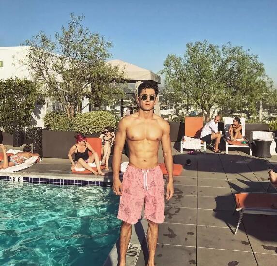 186CM神似宁泽涛的健身私教曾和肌肉男浴室玩自拍 - 51虹马