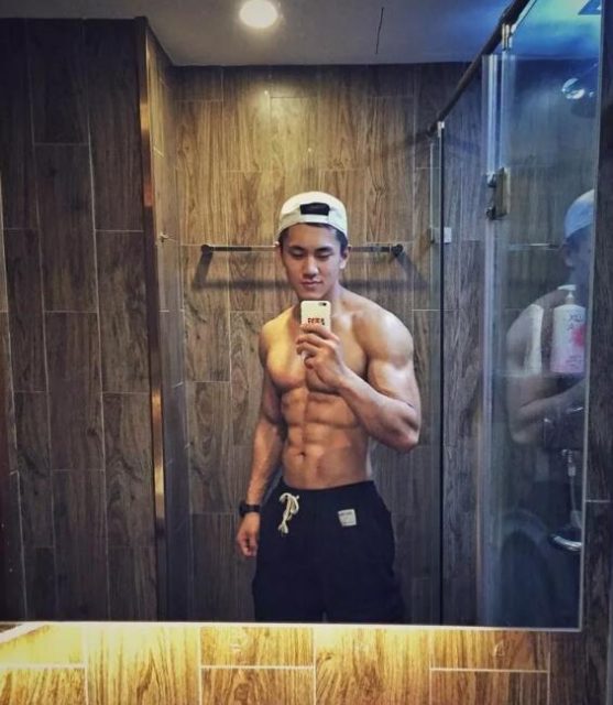 186CM神似宁泽涛的健身私教曾和肌肉男浴室玩自拍 - 51虹马