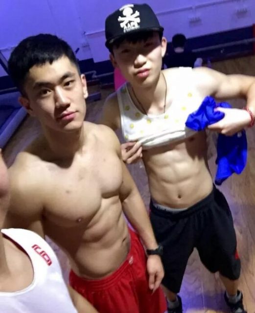 186CM神似宁泽涛的健身私教曾和肌肉男浴室玩自拍 - 51虹马