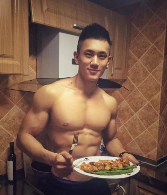 186CM神似宁泽涛的健身私教曾和肌肉男浴室玩自拍 - 51虹马