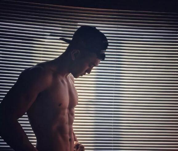 186CM神似宁泽涛的健身私教曾和肌肉男浴室玩自拍 - 51虹马