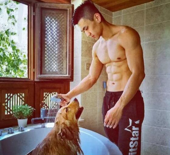 186CM神似宁泽涛的健身私教曾和肌肉男浴室玩自拍 - 51虹马