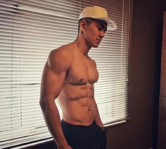 186CM神似宁泽涛的健身私教曾和肌肉男浴室玩自拍 - 51虹马 186CM神似宁泽涛的健身私教曾和肌肉男浴室玩自拍 - 51虹马