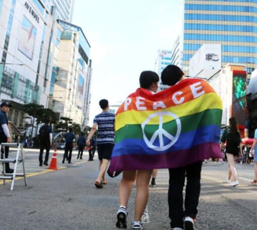 印尼男同志违法 遭公开鞭刑千人围观；韩国首尔酷儿文化节 - 51虹马