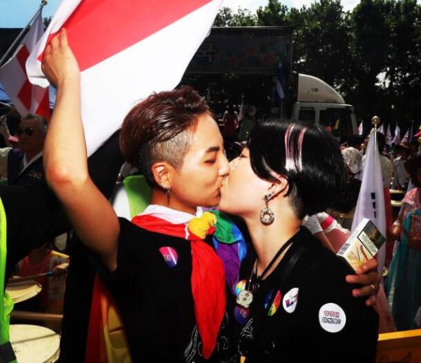 印尼男同志违法 遭公开鞭刑千人围观；韩国首尔酷儿文化节 - 51虹马