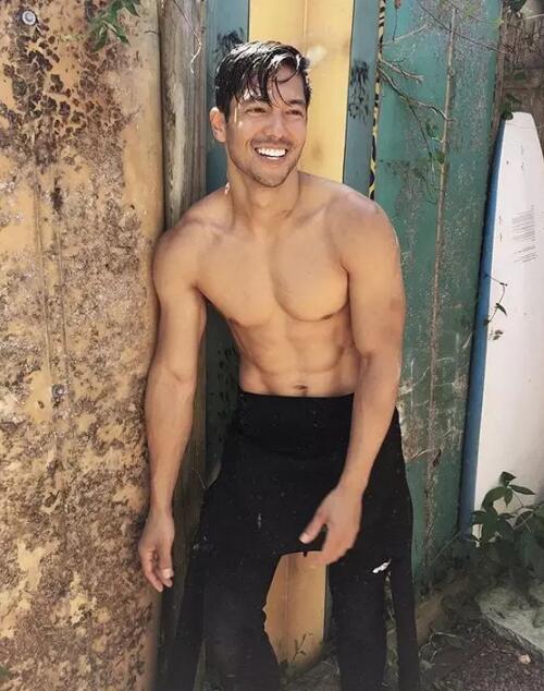 亚裔模特边走边脱，颜值不逊欧美却有个大短板？-51虹马