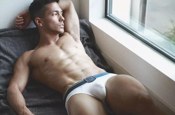 亚裔模特边走边脱，颜值不逊欧美却有个大短板？ - 51虹马