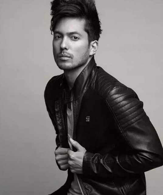 亚裔模特边走边脱，颜值不逊欧美却有个大短板？ - 51虹马