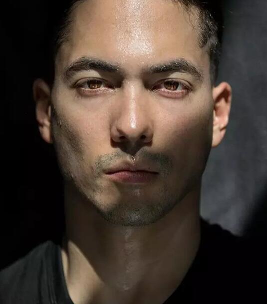 亚裔模特边走边脱，颜值不逊欧美却有个大短板？ - 51虹马