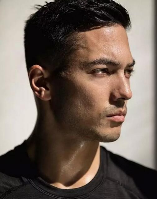 亚裔模特边走边脱，颜值不逊欧美却有个大短板？ - 51虹马