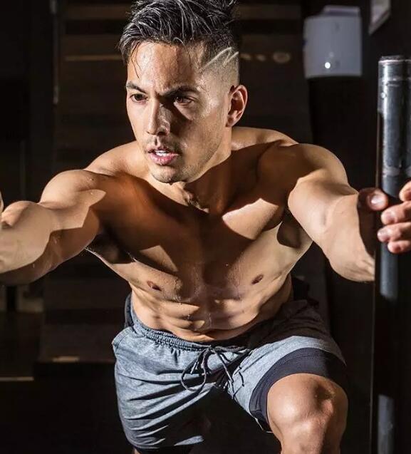 亚裔模特边走边脱，颜值不逊欧美却有个大短板？ - 51虹马