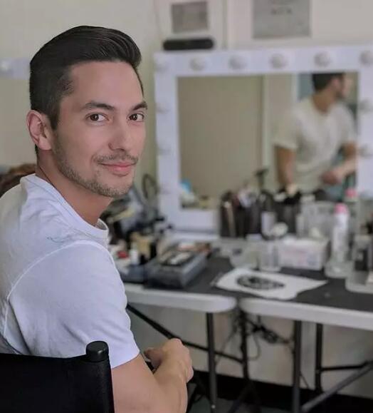 亚裔模特边走边脱，颜值不逊欧美却有个大短板？ - 51虹马