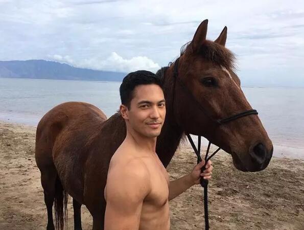 亚裔模特边走边脱，颜值不逊欧美却有个大短板？ - 51虹马