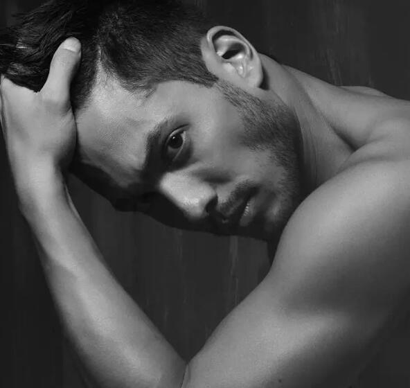 亚裔模特边走边脱，颜值不逊欧美却有个大短板？ - 51虹马