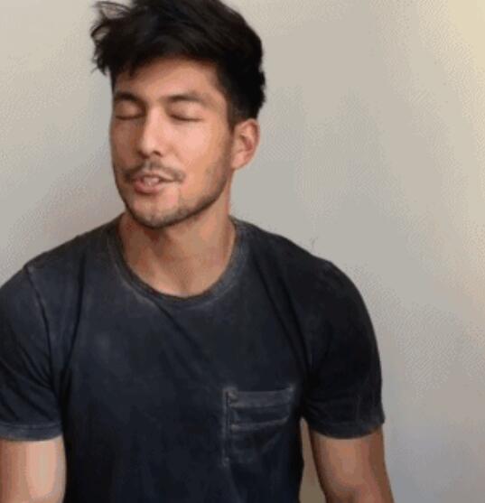 亚裔模特边走边脱，颜值不逊欧美却有个大短板？ - 51虹马