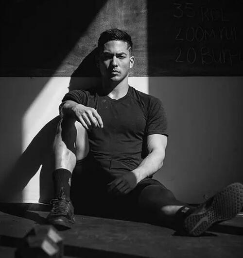 亚裔模特边走边脱，颜值不逊欧美却有个大短板？ - 51虹马