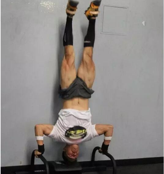 亚裔模特边走边脱，颜值不逊欧美却有个大短板？ - 51虹马