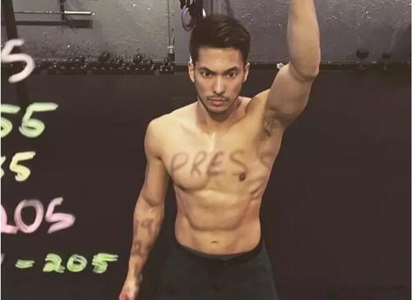 亚裔模特边走边脱，颜值不逊欧美却有个大短板？ - 51虹马