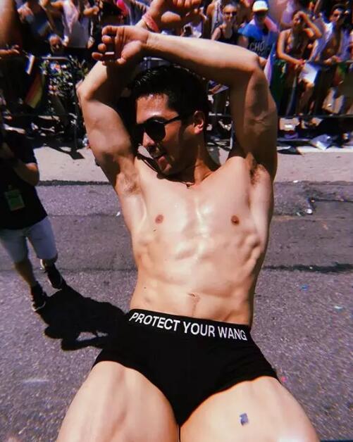 亚裔模特边走边脱，颜值不逊欧美却有个大短板？ - 51虹马