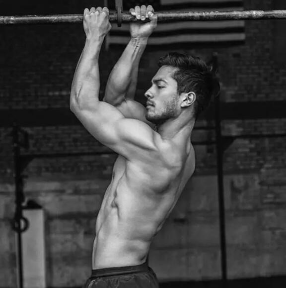 亚裔模特边走边脱，颜值不逊欧美却有个大短板？ - 51虹马