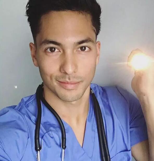 亚裔模特边走边脱，颜值不逊欧美却有个大短板？ - 51虹马