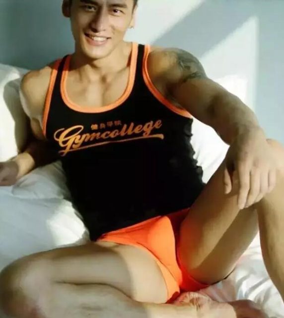 被传“京城四大名鸭”的他曾拍过这样的泳裤秀 - 51虹马 被传“京城四大名鸭”的他曾拍过这样的泳裤秀 - 51虹马