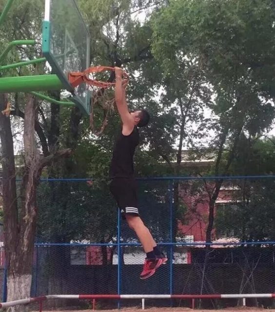 体育生自称器大活好?你确定下面不是塞了手雷??? - 51虹马 体育生自称器大活好?你确定下面不是塞了手雷??? - 51虹马