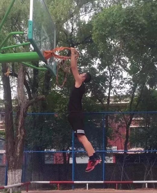 体育生自称器大活好?你确定下面不是塞了手雷??? - 51虹马 体育生自称器大活好?你确定下面不是塞了手雷??? - 51虹马